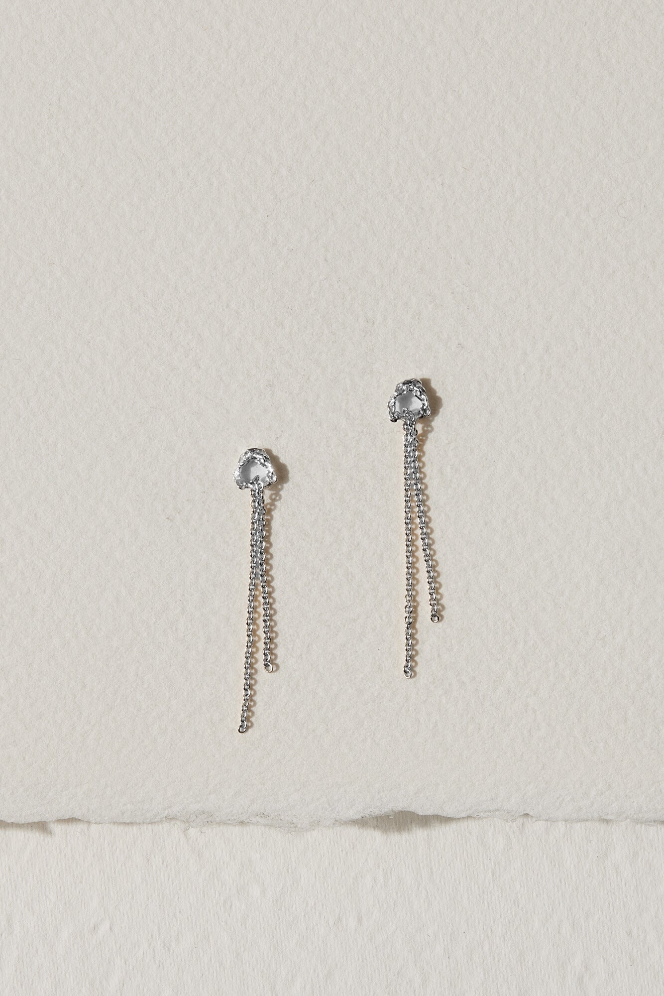 Boucles d'oreilles en argent oxydé texturé avec chaîne pendante de Camillette Bijoux