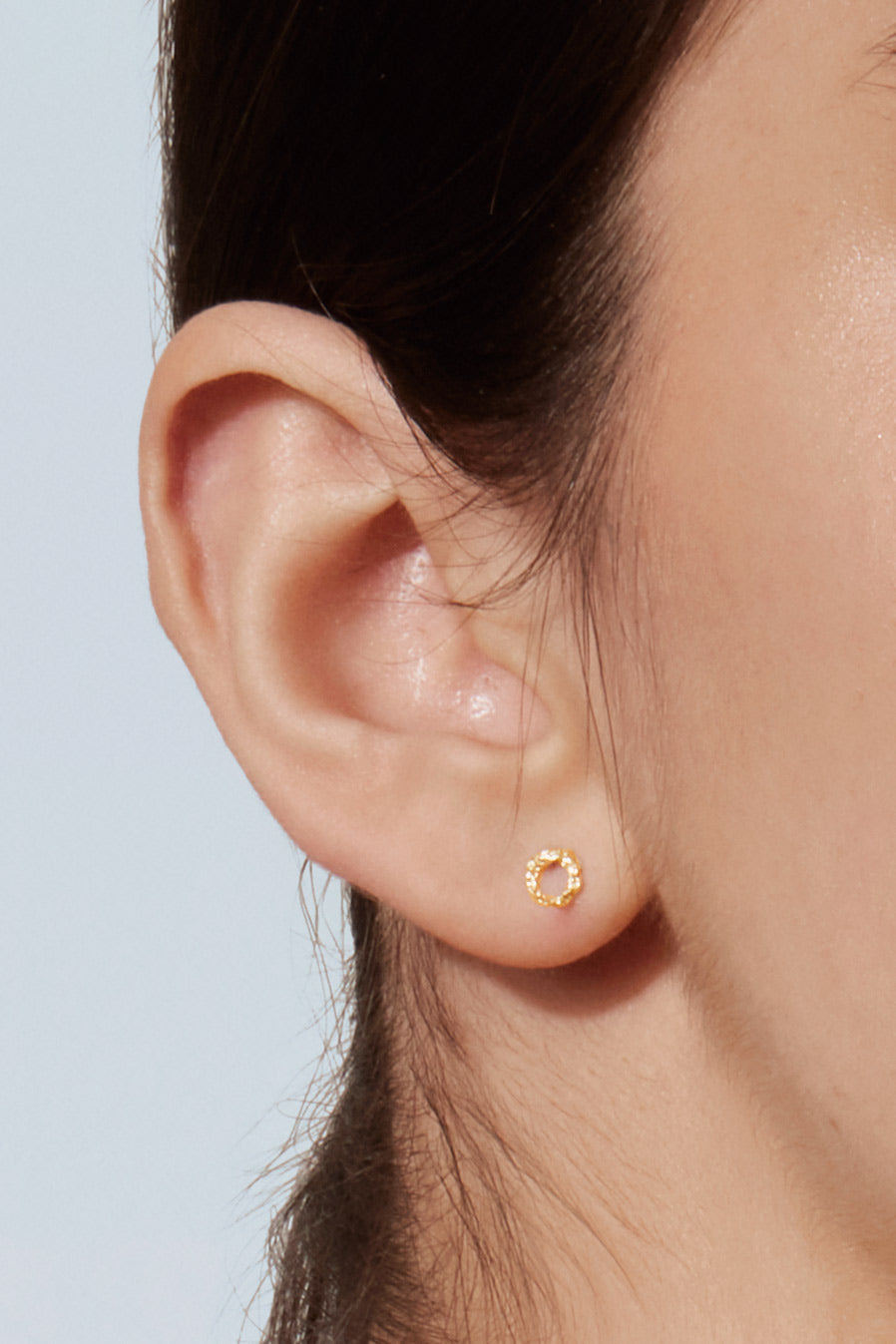 Petite boucle d'oreille ronde or jaune 14k de la collection Amalgame par Camillette Bijoux