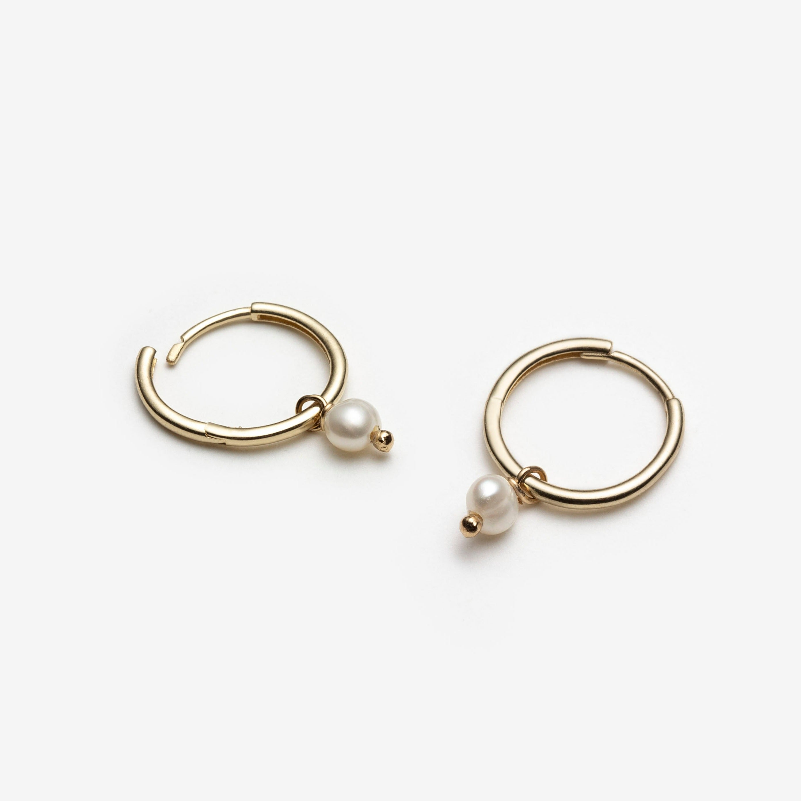 Huggies with Freshwater Pearl - 10k Yellow Gold - Camillette