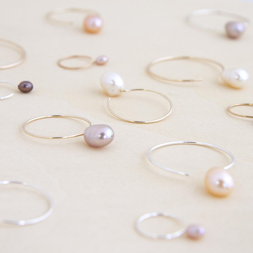 Basic Small Yellow Gold Filled Hoop Earrings with Pink Pearl - 13mm - Camillette