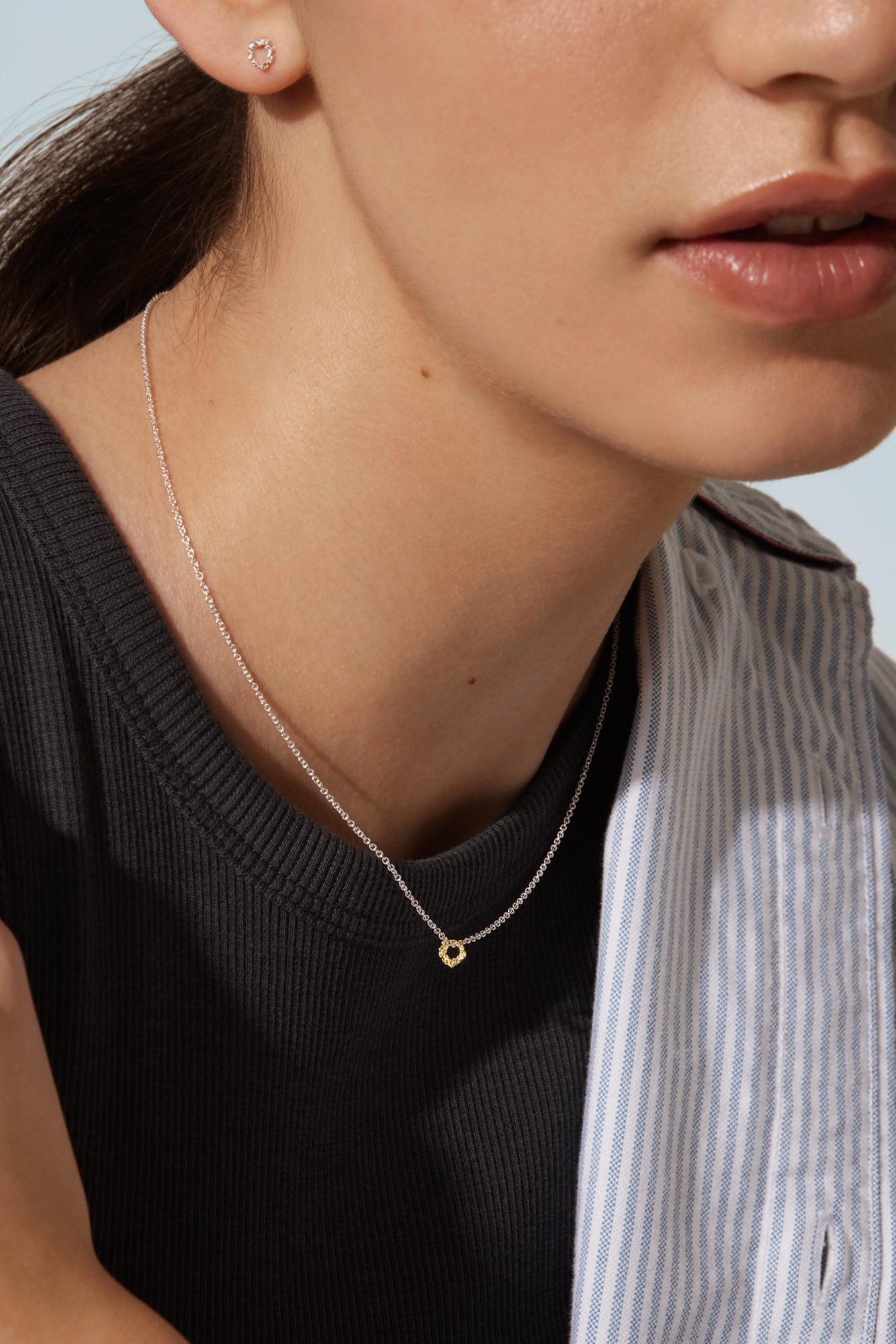 Petite boucle d'oreille ronde texturée avec collier en chaîne d'argent et or.