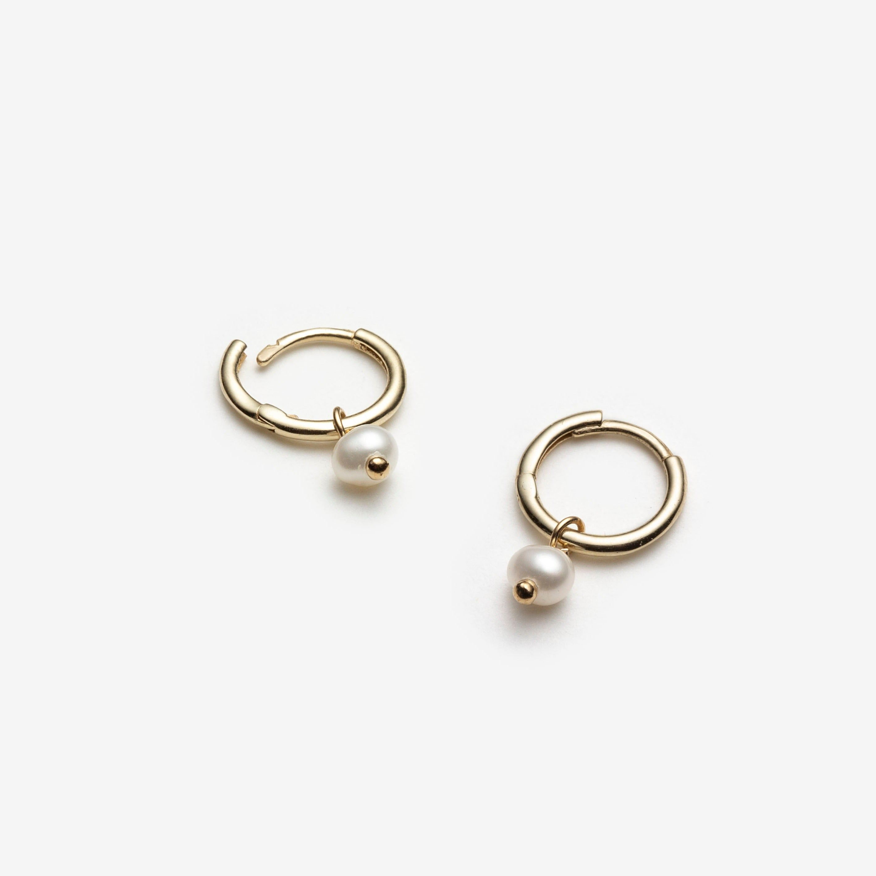 Huggies with Freshwater Pearl - 10k Yellow Gold - Camillette