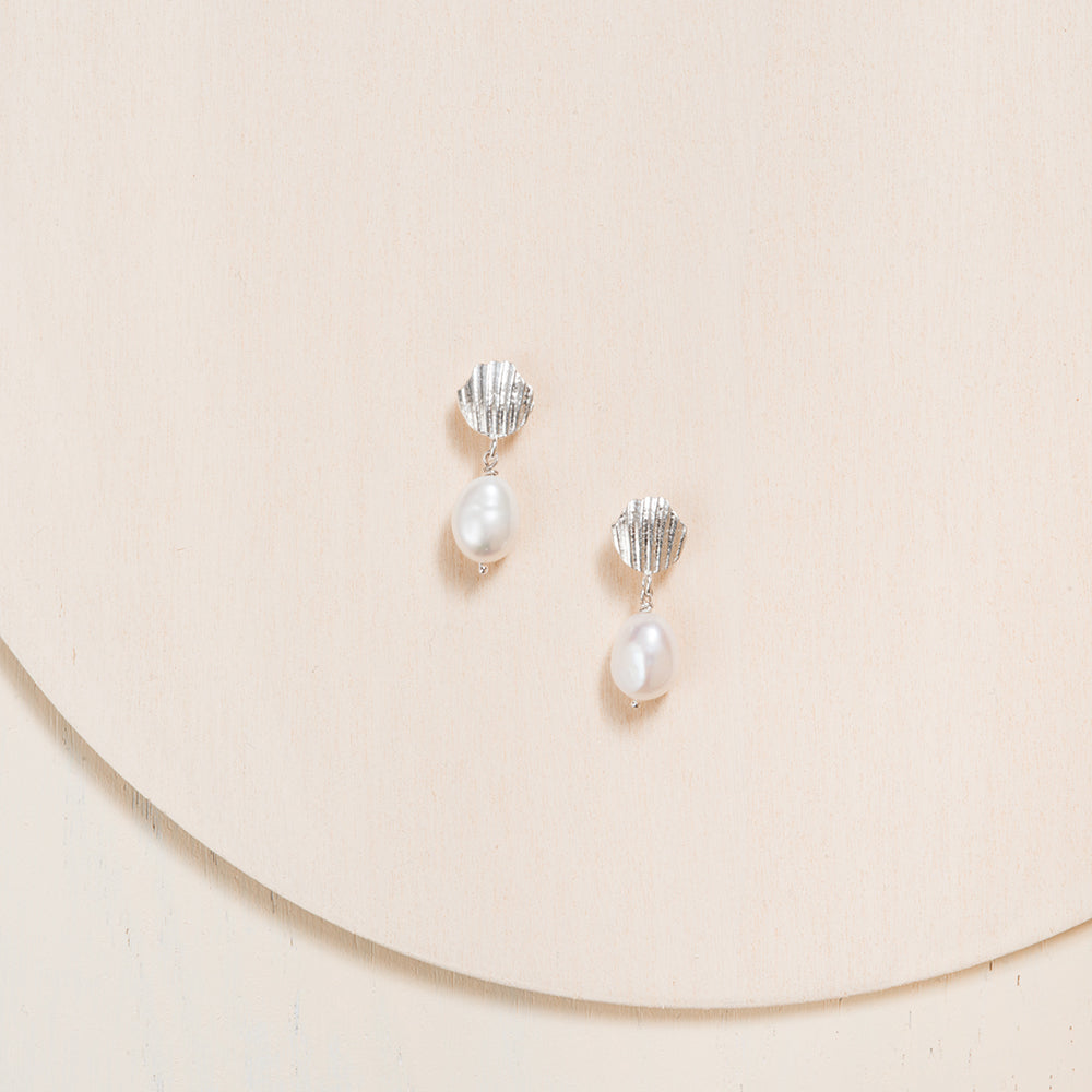 Boucles d'oreilles coquillage avec perle blanche pour dame d'honneur ou mariage