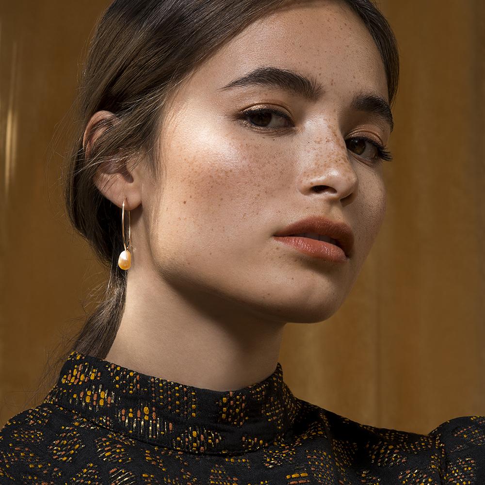 Basic Gold Filled Hoop Earrings - Peach Pearl - 24mm - Camillette