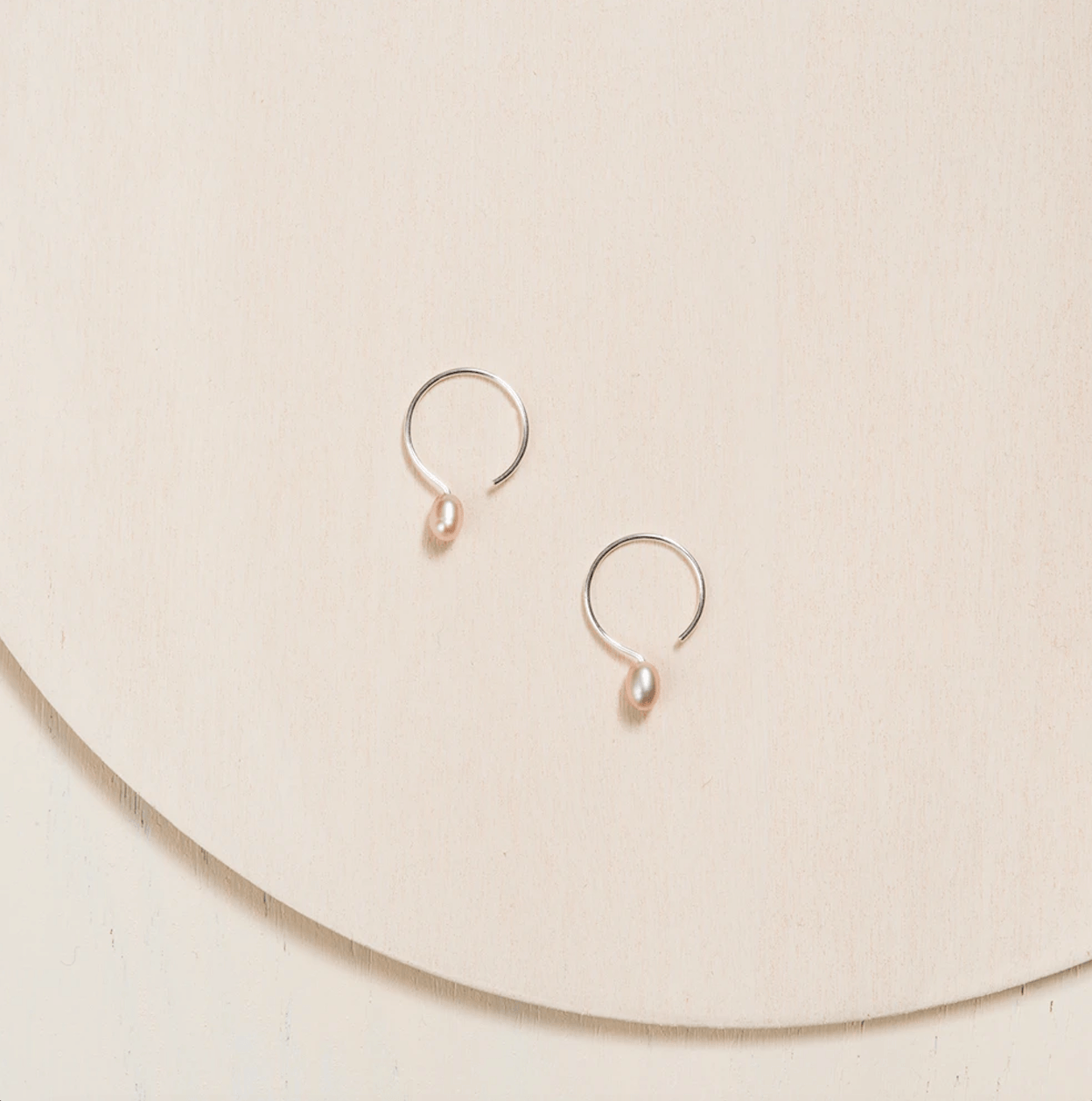 Basic Small Silver Hoop Earrings with Pink Pearl - 13mm - Camillette