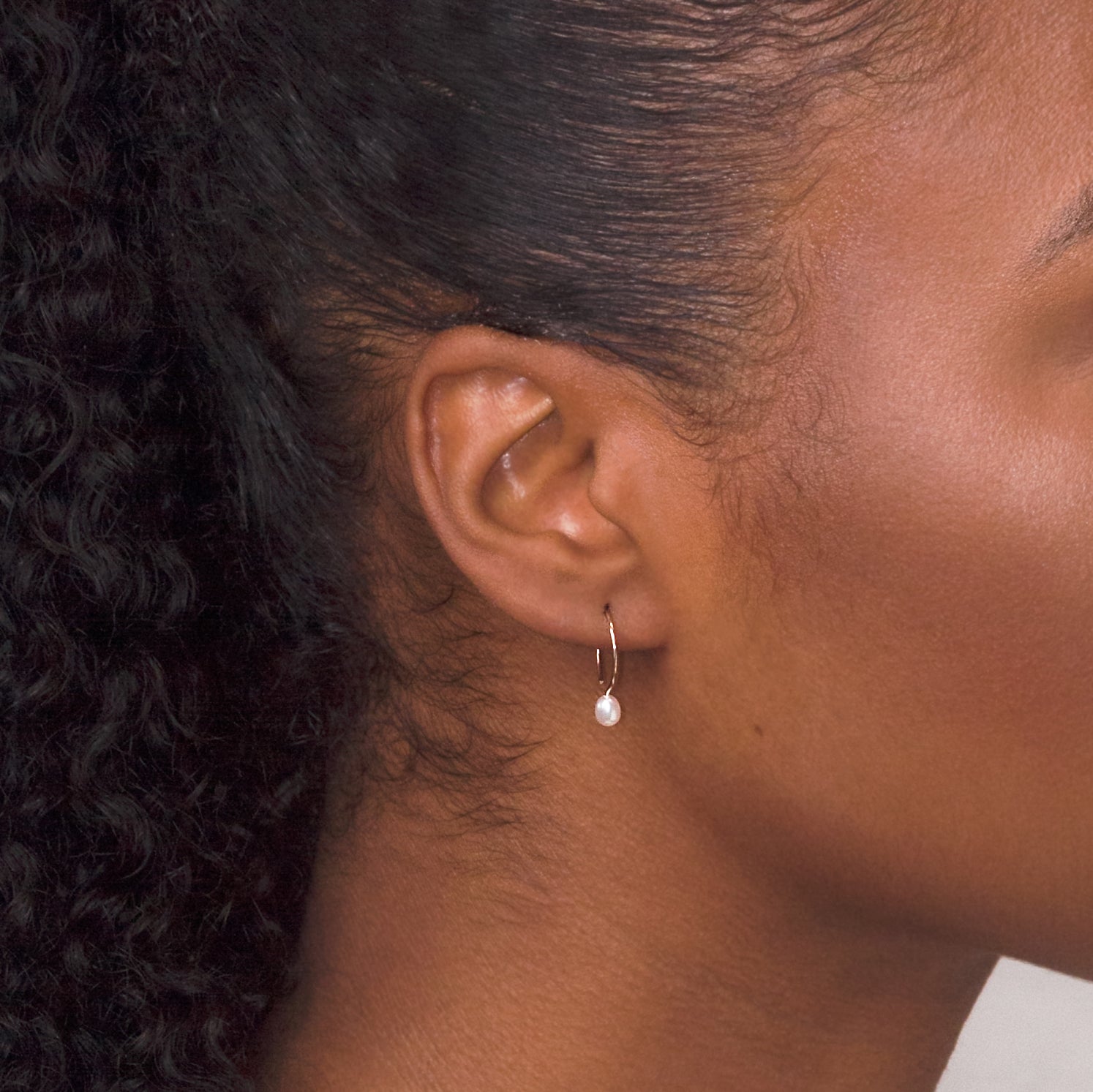 Basic Small Yellow Gold Filled Hoop Earrings with Ivory Pearl - 13mm - Camillette