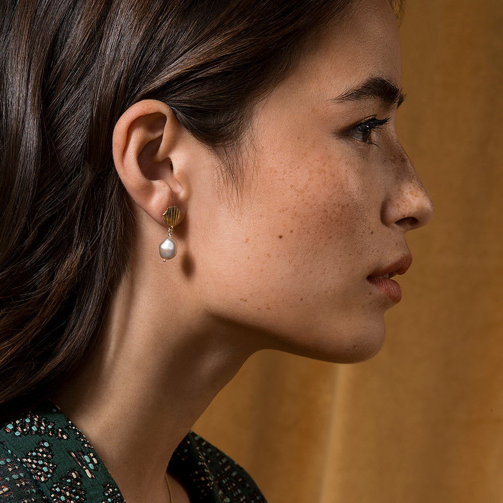 Boucles d'oreilles motif coquillage en or avec perle blanche d'eau douce par Camillette